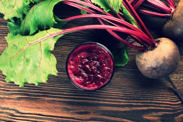 5 Foods That Reduce Breakouts (And 5 that Make Them Worse)