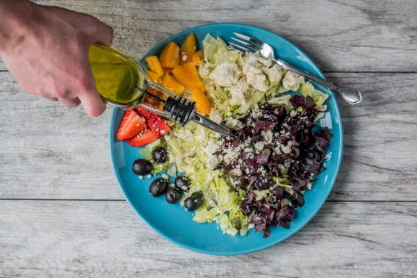 salad with olive oil is good for dry skin
